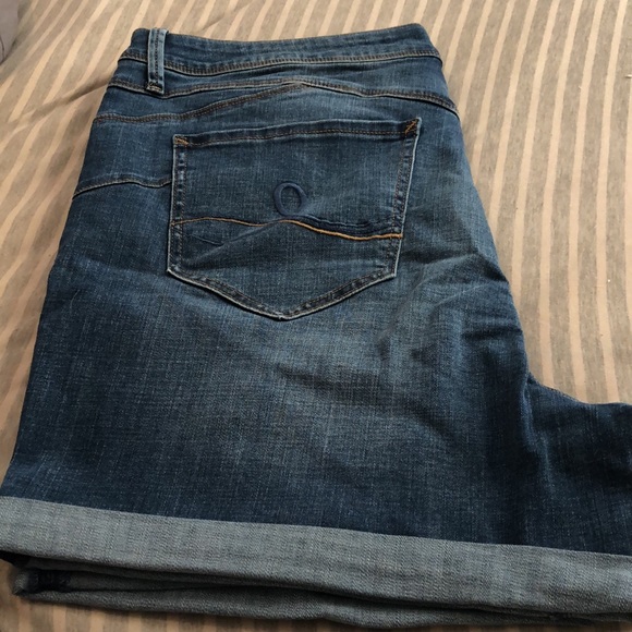 Cuffed shorts-Seven7 brand- stretchy and comfy!! Booty shaping - Picture 2 of 9